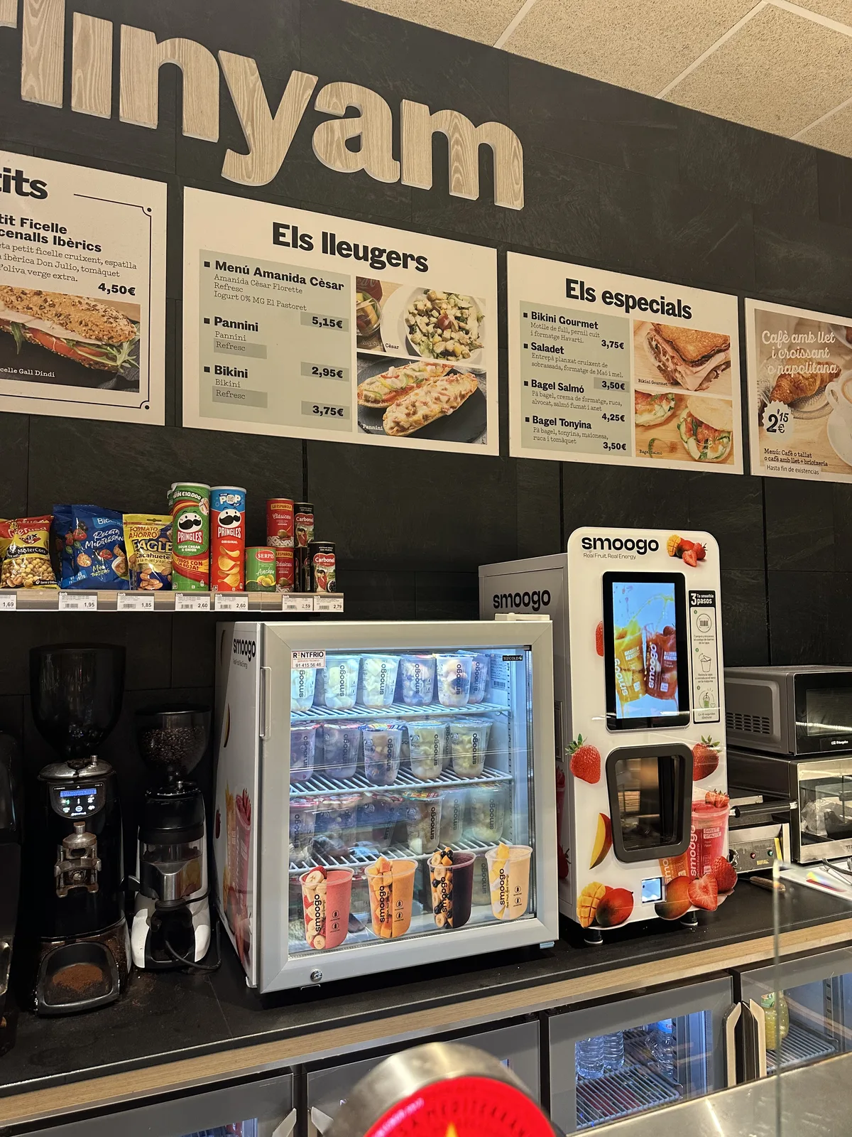 Máquina compacta SMOOGO en la barra del Sorli de Sitges