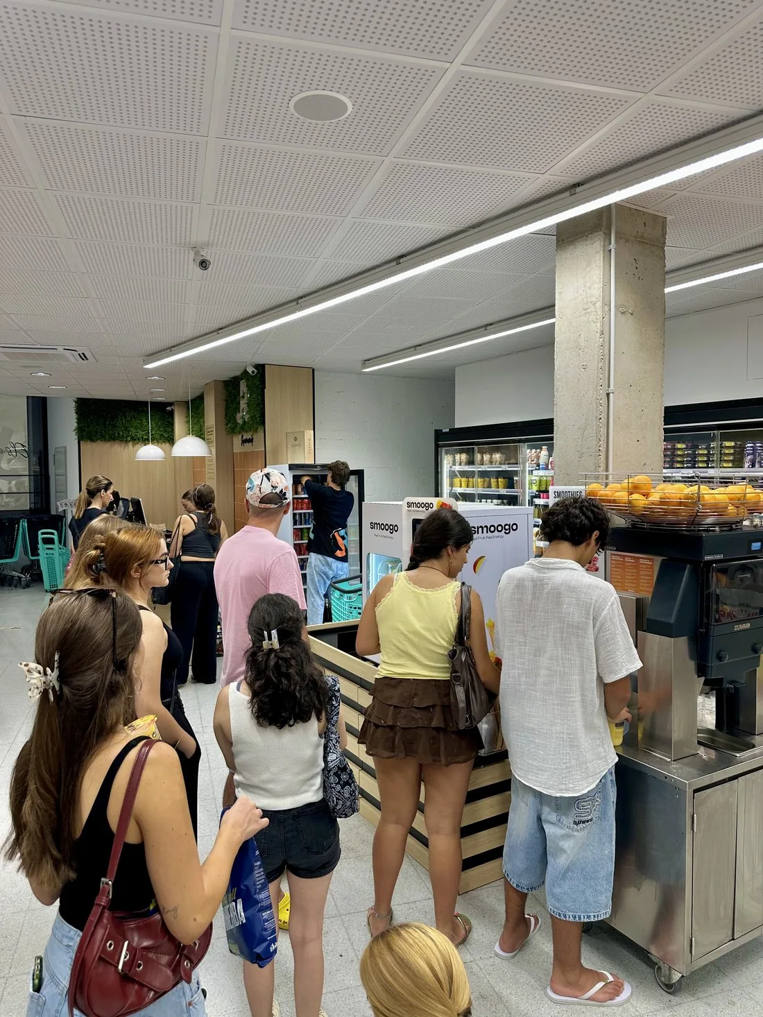 Clientes haciendo cola en una máquina de smoothies SMOOGO