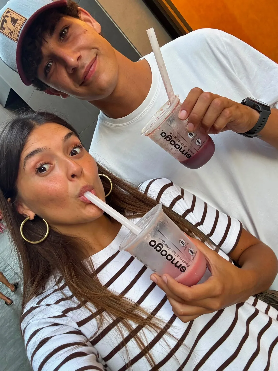 Pareja de clientes con sus smoothies SMOOGO
