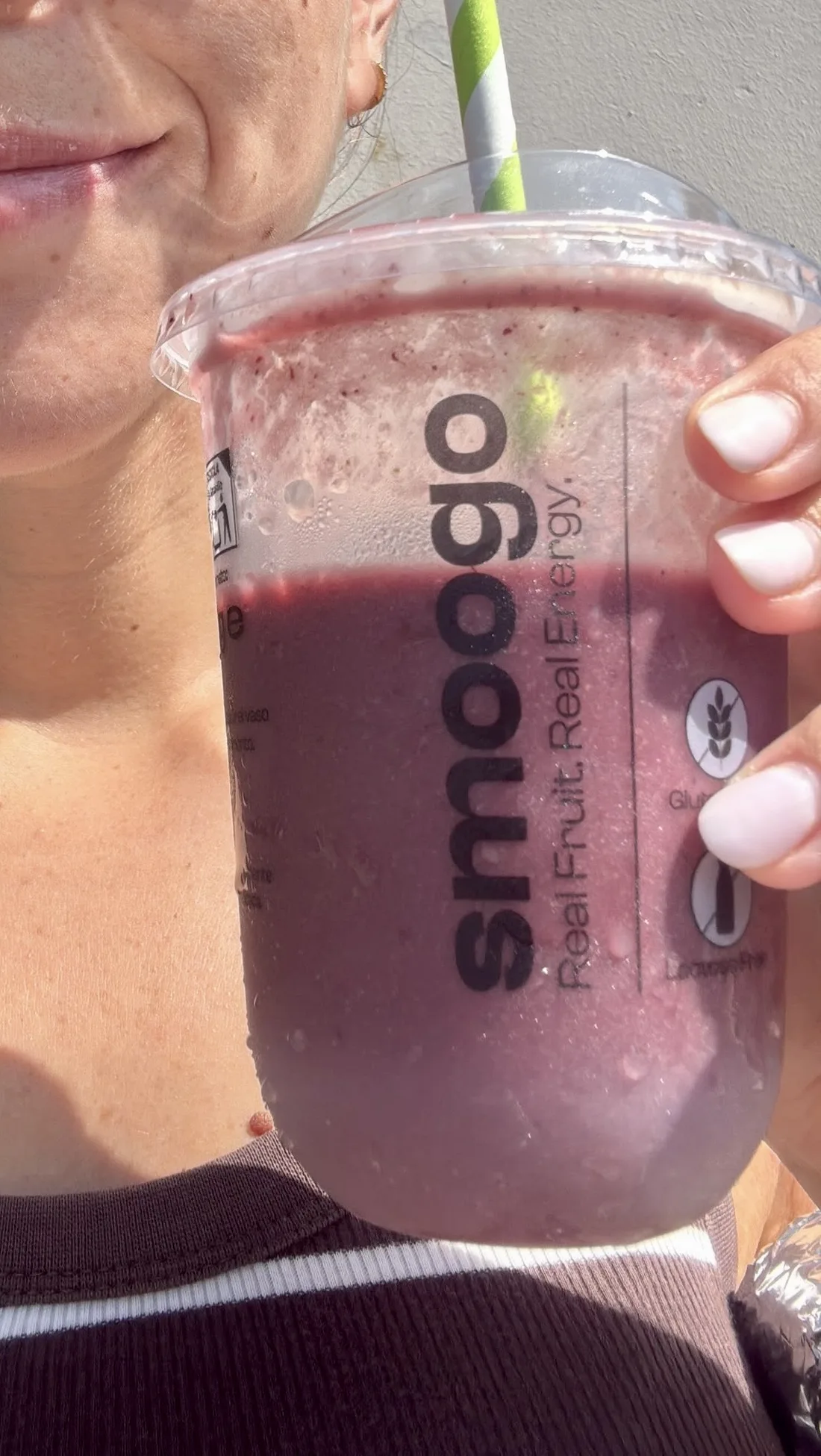 Clienta disfrutando de un smoothie Açai Boost de SMOOGO