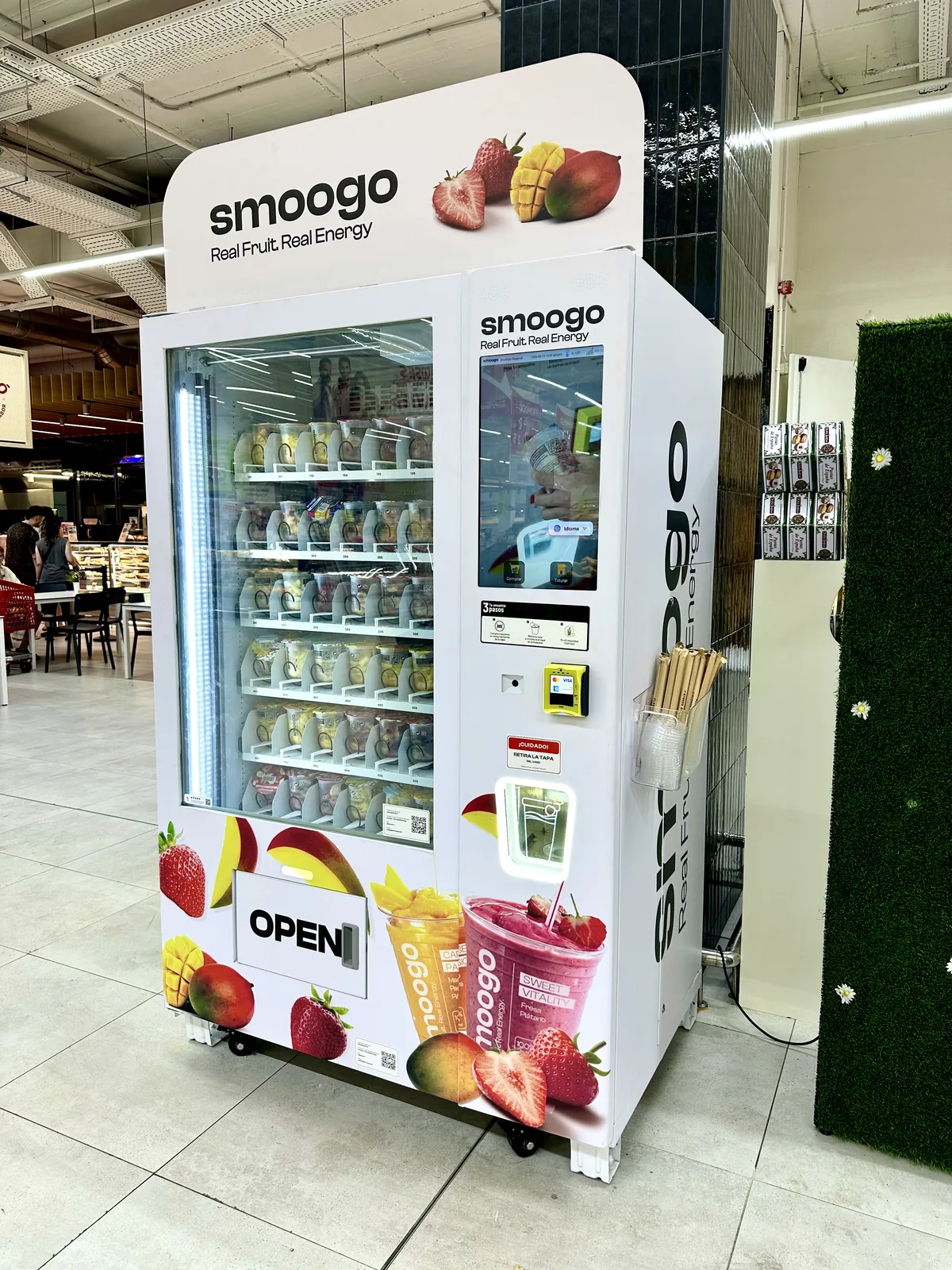 Máquina vending de smoothies SMOOGO instalada en un supermercado